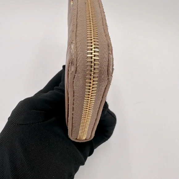 Miu Miu Portafoglio Lampo Matelasse Zip Wallet in Cammeo Beige.